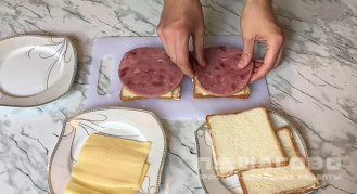 Фото приготовления рецепта: Сэндвич с ветчиной и сыром в дорогу на сковороде гриль - шаг 2