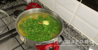 Фото приготовления рецепта: Уха из терпуга с зеленью и луком - шаг 4