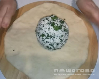 Фото приготовления рецепта: Осетинский пирог с сыром и зеленью - шаг 6