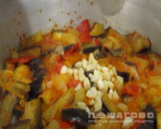 Фото приготовления рецепта: Лечо с баклажанами помидорами перцем и луком - шаг 6