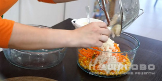 Фото приготовления рецепта: Салат из кукурузы и корейской моркови - шаг 6