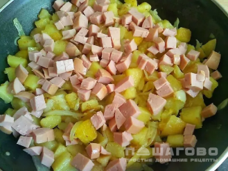 Фото приготовления рецепта: Сытная и яркая яичница с колбасой, картофелем и луком - шаг 3