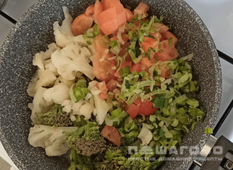 Фото приготовления рецепта: Зеленая гречка с помидорами, луком и чесноком - шаг 2