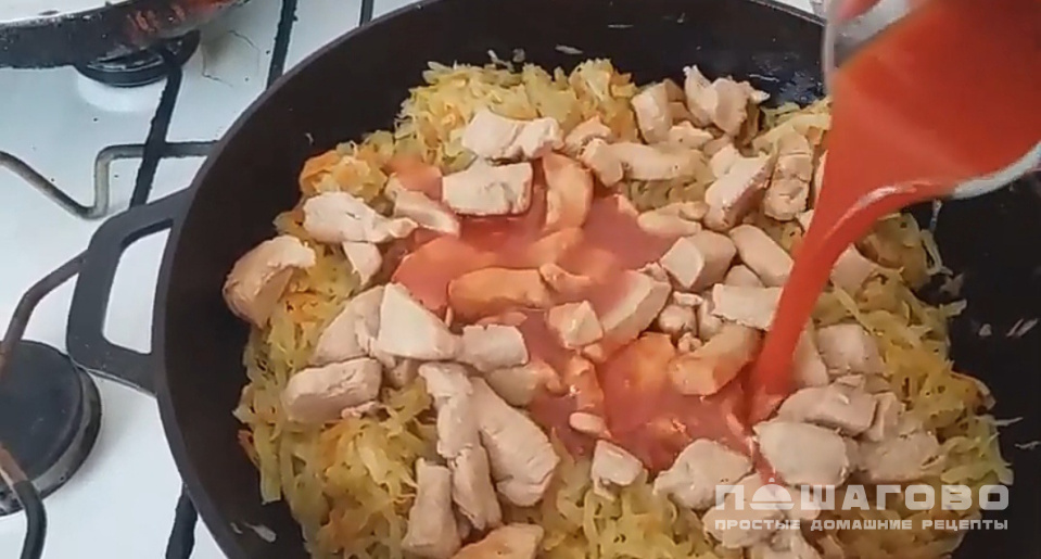Фото приготовления рецепта: Капустная солянка с мясом - шаг 8