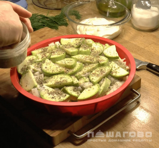 Фото приготовления рецепта: Заливной пирог с кабачками - шаг 1