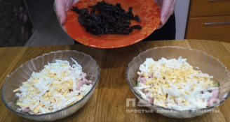 Фото приготовления рецепта: Салат с курагой, черносливом и грецкими орехами - шаг 3