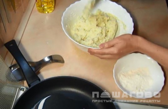 Фото приготовления рецепта: Драники из картофельного пюре - шаг 2
