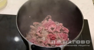 Фото приготовления рецепта: Азу по-татарски из говядины с солеными огурцами - шаг 2