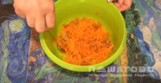Фото приготовления рецепта: Салат с курагой и морковью - шаг 3