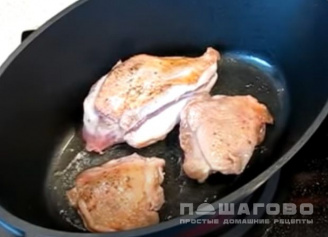 Фото приготовления рецепта: Курица в соусе с чесноком - шаг 3