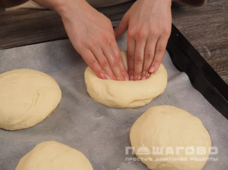 Фото приготовления рецепта: Тандырная лепешка в духовке по узбекски - шаг 4
