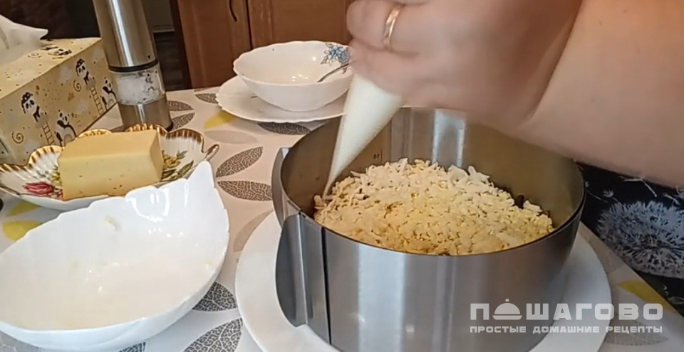 Фото приготовления рецепта: Салат с курагой и курицей - шаг 9