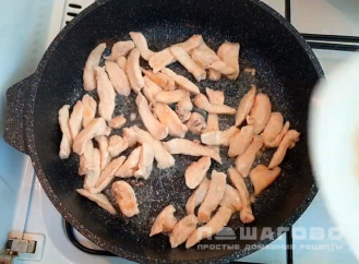 Фото приготовления рецепта: Лапша удон с курицей и овощами - шаг 2