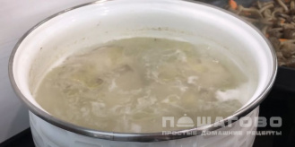 Фото приготовления рецепта: Суп из соленых грибов с ветчиной - шаг 6