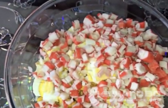 Фото приготовления рецепта: Салат из крабовых палочек и капусты - шаг 2