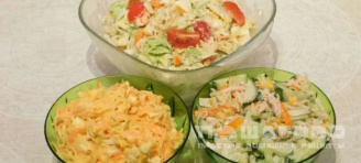 Фото приготовления рецепта: Салат с крабовыми палочками и дошираком - шаг 4