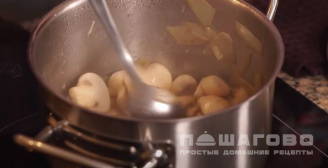 Фото приготовления рецепта: Крем-суп из шампиньонов со сливками - шаг 3