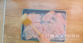 Фото приготовления рецепта: Шницель куриный в панировке - шаг 4
