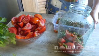 Фото приготовления рецепта: Малосольные помидоры по-грузински - шаг 3