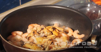 Фото приготовления рецепта: Фунчоза с овощами и морепродуктами - шаг 4