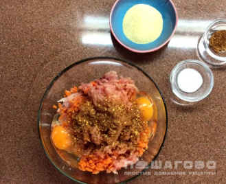 Фото приготовления рецепта: Диетические куриные котлеты с морковью - шаг 2