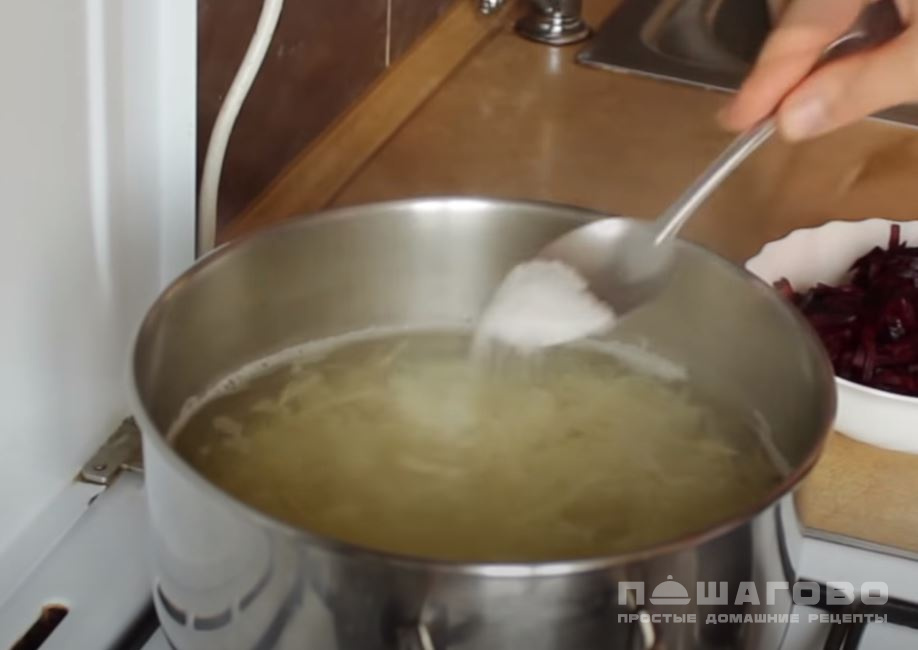Фото приготовления рецепта: Вкусный диетический борщ без мяса - шаг 18