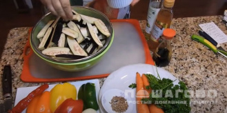 Фото приготовления рецепта: Корейские баклажаны - шаг 2