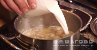 Фото приготовления рецепта: Крем-суп из шампиньонов со сливками - шаг 6