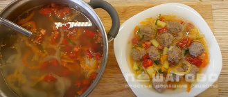 Фото приготовления рецепта: Суп с фрикадельками и овощами - шаг 5