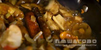 Фото приготовления рецепта: Жареная картошка с лесными грибами - шаг 6
