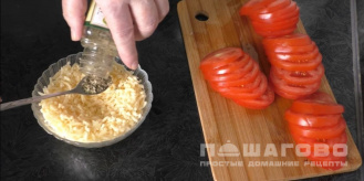 Фото приготовления рецепта: Кабачки в духовке с помидорами и сыром - шаг 4
