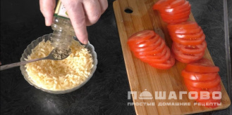 Фото приготовления рецепта: Кабачки в духовке с помидорами и сыром - шаг 4