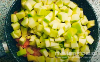 Фото приготовления рецепта: Овощное рагу из кабачков с картофелем - шаг 4