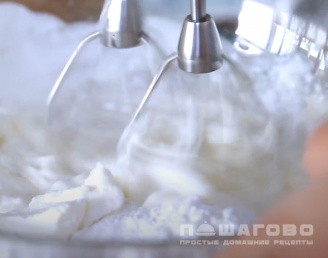 Фото приготовления рецепта: Итальянское сырное мороженное с орехами - шаг 2