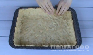 Фото приготовления рецепта: Нежный песочный торт с белковым кремом - шаг 4