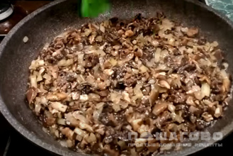 Фото приготовления рецепта: Котлеты из картофеля с грибами и луком - шаг 1