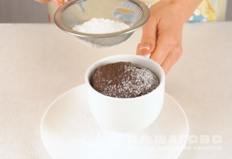 Фото приготовления рецепта: Кекс в чашке в микроволновке - шаг 4