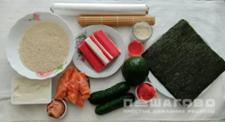 Фото приготовления рецепта: Роллы с крабовыми палочками, авокадо и семгой - шаг 1