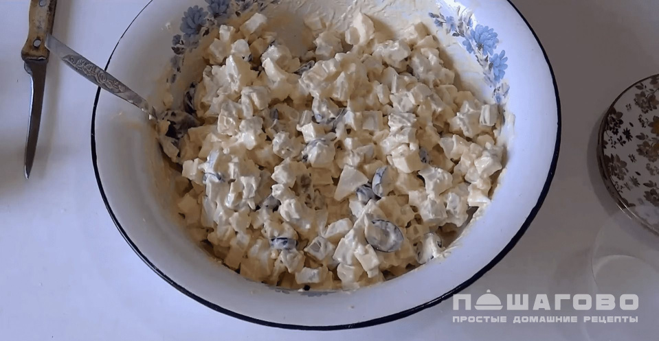 Фото приготовления рецепта: Салат Дамский каприз с курицей и ананасом - шаг 3