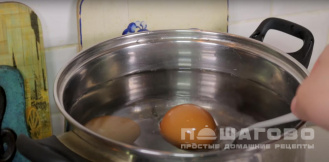 Фото приготовления рецепта: Салат с кальмарами и яйцом и огурцом - шаг 2