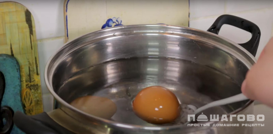 Фото приготовления рецепта: Салат с кальмарами и яйцом и огурцом - шаг 2