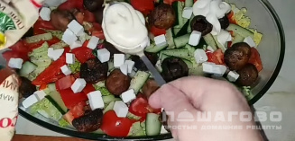 Фото приготовления рецепта: Греческий салат с пекинской капустой и грибами - шаг 9