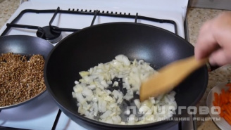 Фото приготовления рецепта: Рассыпчатая гречка, сваренная в сковороде - шаг 2