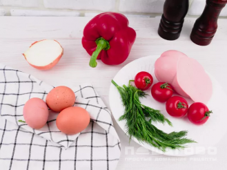 Фото приготовления рецепта: Омлет с вареной колбасой и овощами - шаг 1