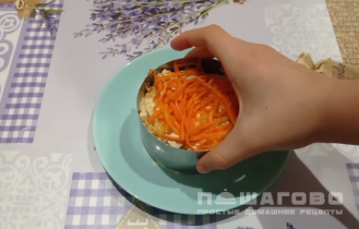 Фото приготовления рецепта: Салат из корейской моркови и апельсина - шаг 3