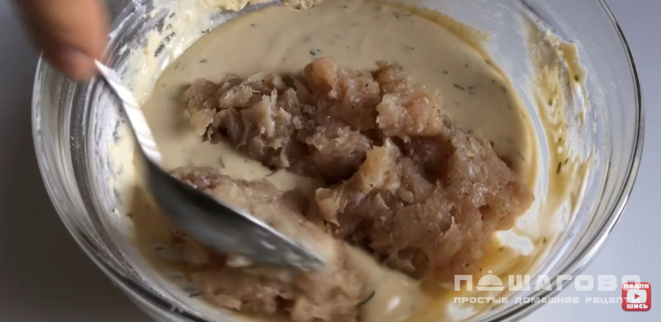 Фото приготовления рецепта: Куриные оладьи с чесноком и майонезом - шаг 10