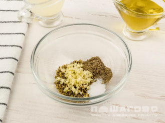 Фото приготовления рецепта: Заправка для греческого салата из оливкового масла - шаг 1