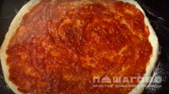 Фото приготовления рецепта: Итальянская пицца с сыром моцарелла - шаг 5