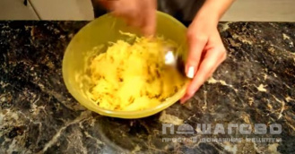 Фото приготовления рецепта: Драники с сыром и чесноком - шаг 2