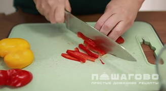 Фото приготовления рецепта: Норвежский салат с семгой - шаг 2